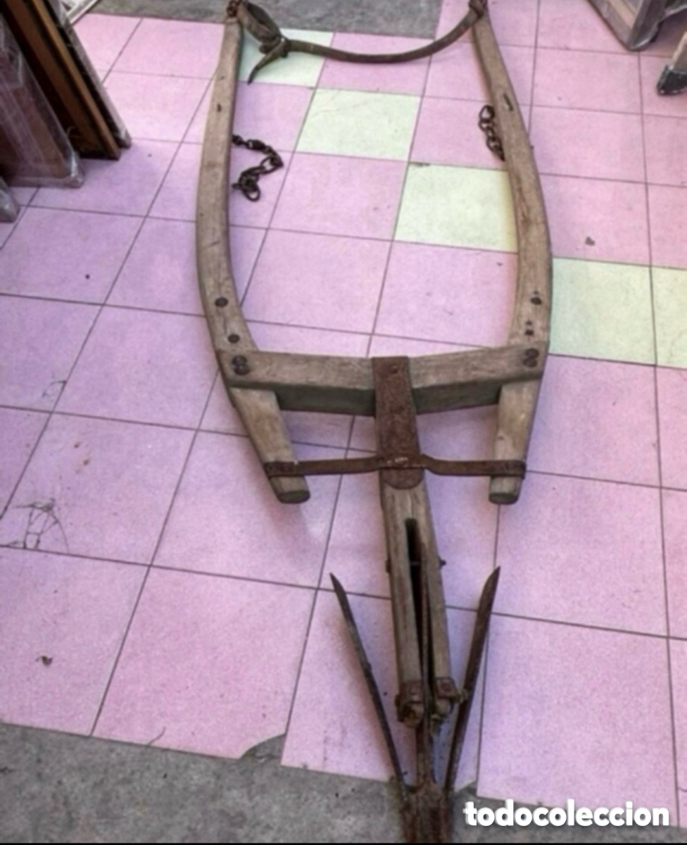 Antig&uuml;edades: Antiguo arado agr&iacute;cola de madera y hierro - Siglo XIX - Herramienta tradicional de labranza.