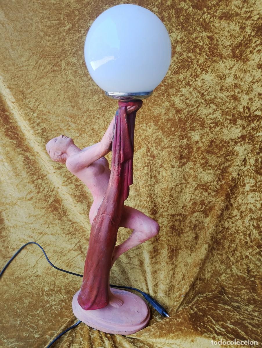 Antiquit&auml;ten: Magn&iacute;fica l&aacute;mpara art-dec&oacute; original representando una atl&eacute;tica figura femenina que muy buen podria