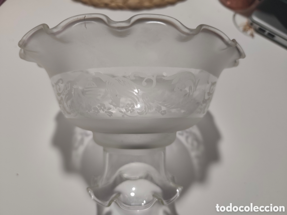 Antig&uuml;edades: Pantalla tulipa festoneada dos lados Art Nouveau. Boca grande 20 cm. Motivos her&aacute;ldica