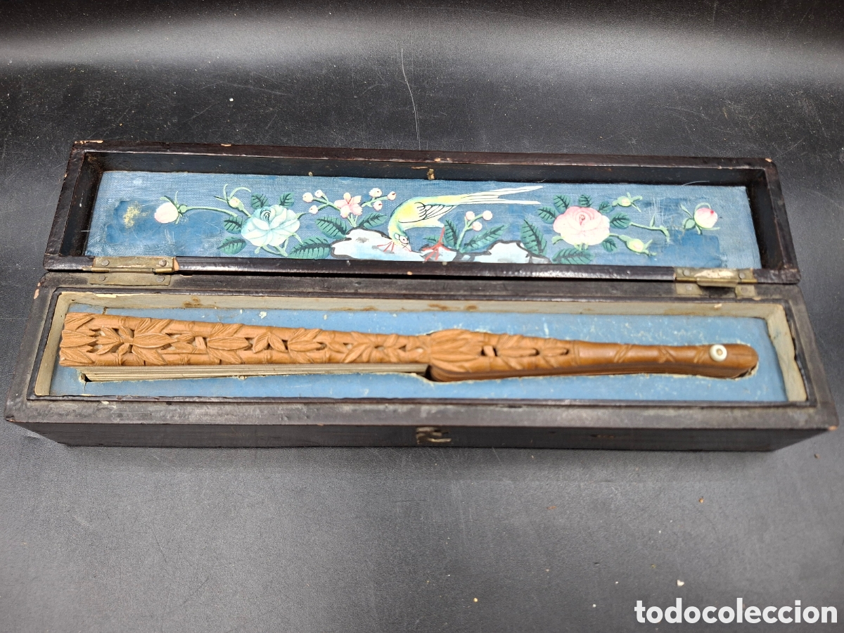 Oggetti Antichi: Caja lacada con abanico de madera papel y seda siglo XIX