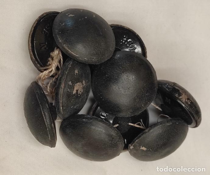 Oggetti Antichi: JUEGO DE 18 BOTONES ANTIGUOS DE ALTA COSTURA L'ECLAIR M DEPOSE 32 FORRADOS EN PIEL, SIGLO XIX
