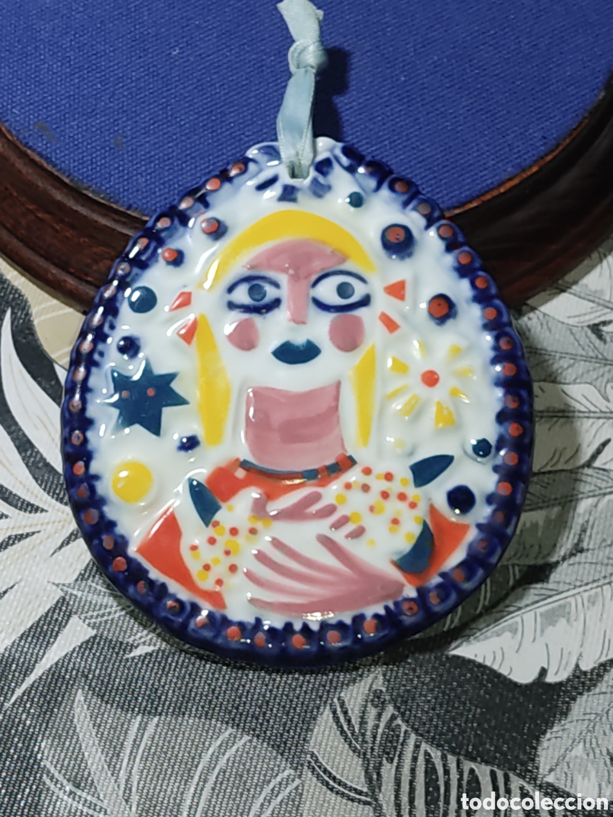 Antiquit&eacute;s: Colgante porcelana Sargadelos & Medall&oacute;n - Placa,mujer o ni&ntilde;a.10.5 cm X 9 cm.