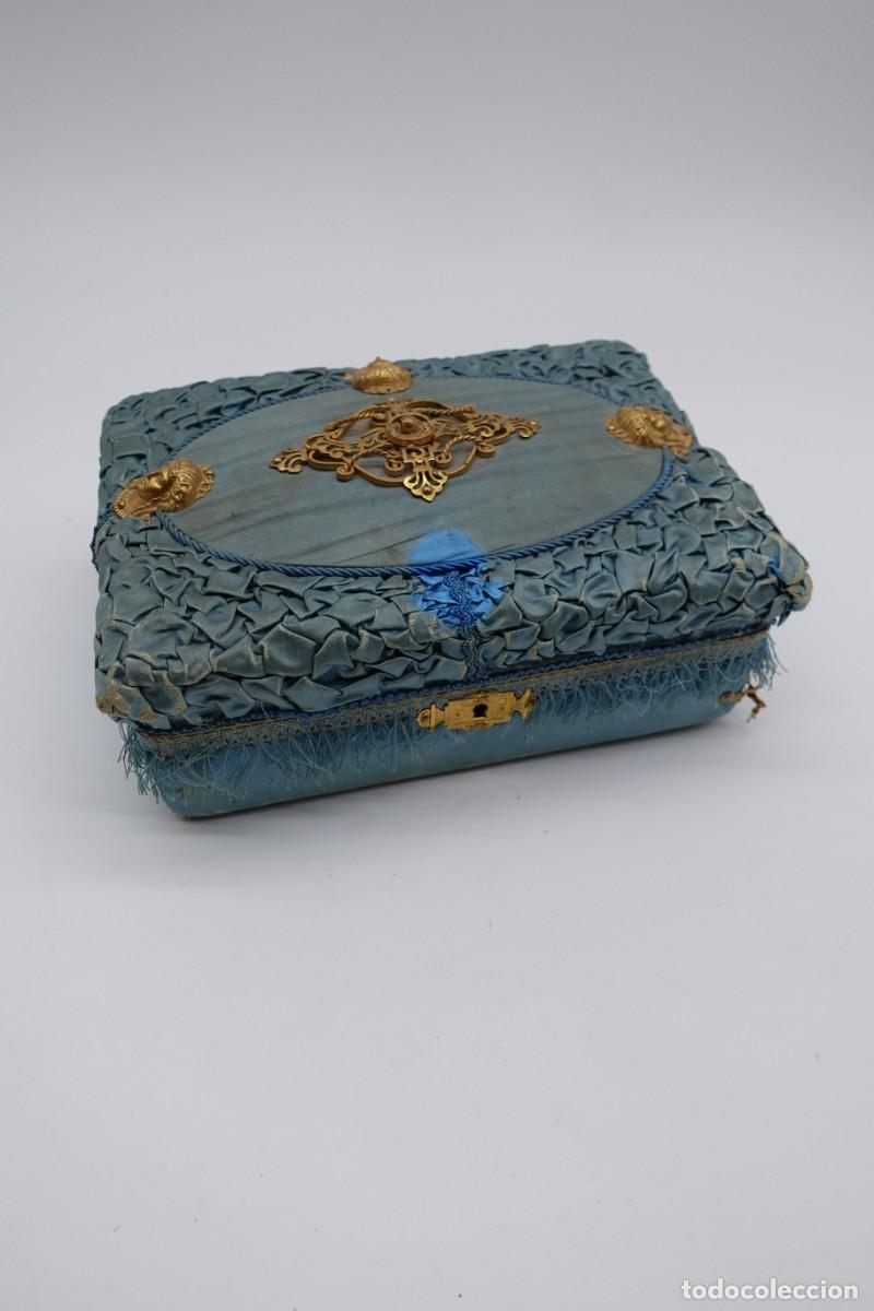 Antiguidades: ANTIGUA CAJA MUSICA JOYERO ANTIGUO FORRADO EN SEDA AZUL CON APLIQUES MET&Aacute;LICOS PARA RESTAURAR