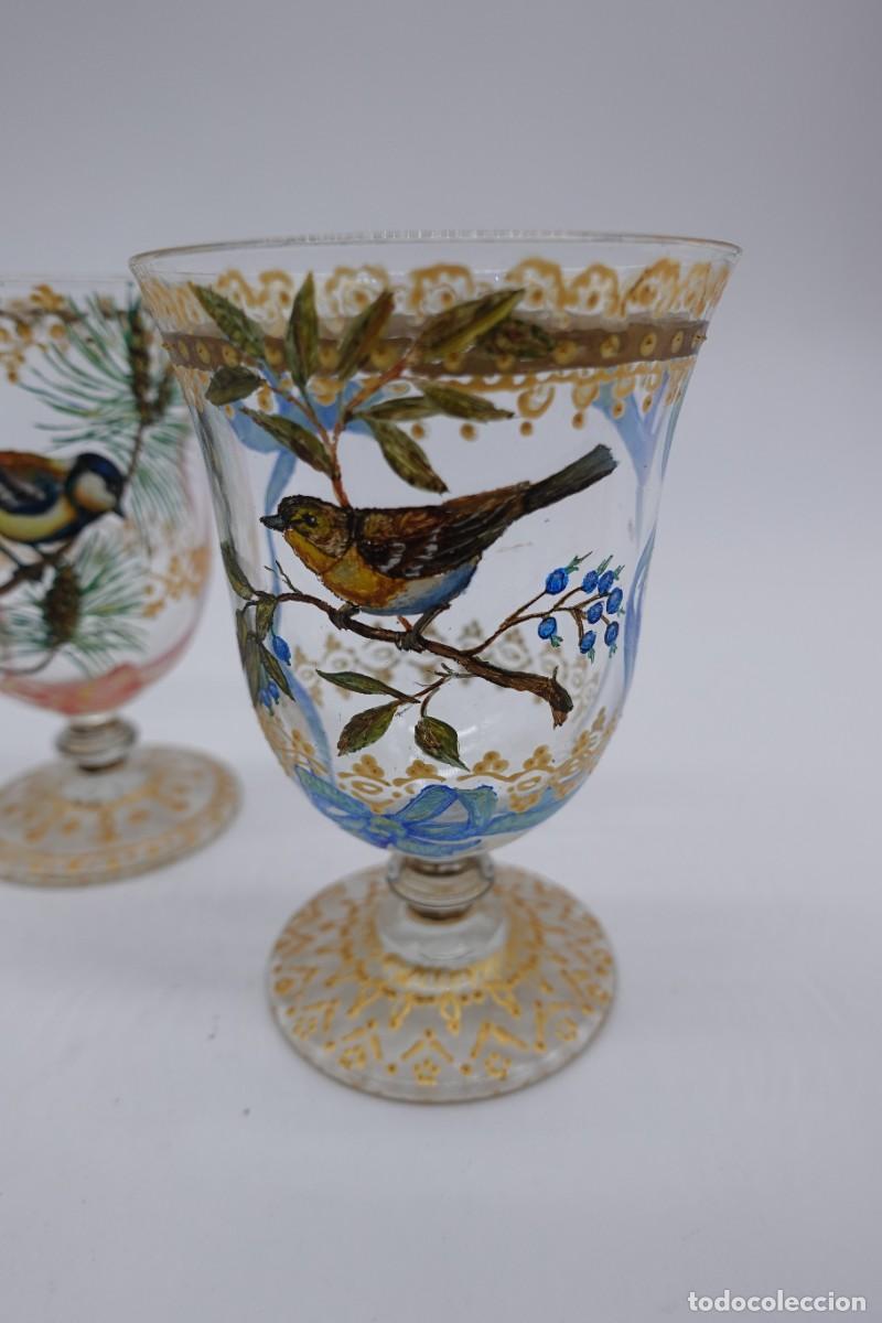 Antig&uuml;edades: PRECIOSA PAREJA DE COPAS DE CRISTAL ESMALTADO CON DECORACI&Oacute;N DE AVES FIRMADAS - ANTIGUAS