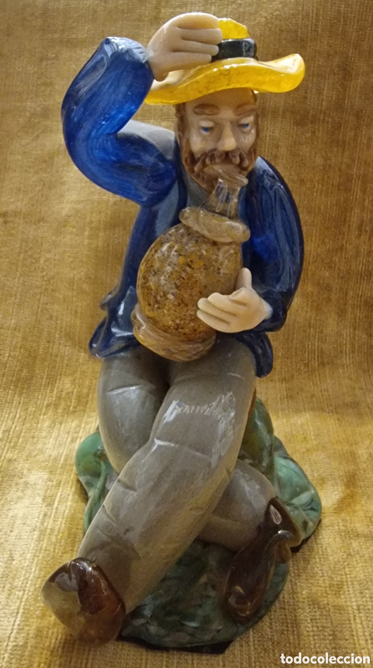 Antig&uuml;edades: Figura de cristal de Bohemia representando un hombre bebiendo