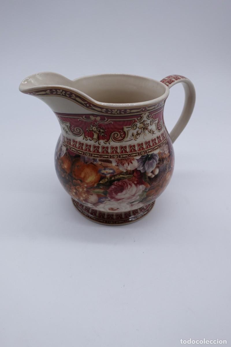Antiquit&eacute;s: JARRA DE PORCELANA DECORADA CON MOTIVOS FLORALES Y FRUTALES CON SELLO EN LA BASE A IDENTIFICAR