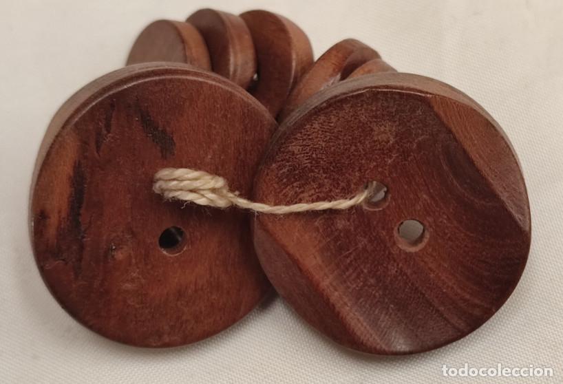 Oggetti Antichi: JUEGO DE 10 BOTONES ANTIGUOS DE ALGUN TIPO DE MADERA BLANDA O SIM.