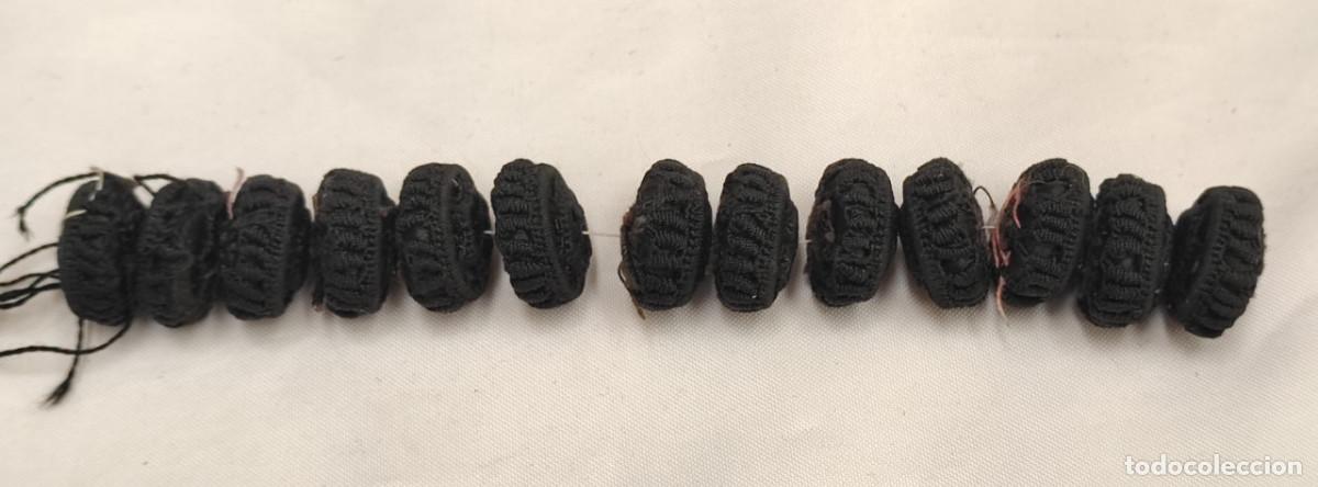 Antiquit&auml;ten: JUEGO DE 13 BOTONES ANTIGUOS FORRADOS CON HILO DE GANCHILLO O PASAMANERIA, TIPO CHARRO, SIGLO XIX