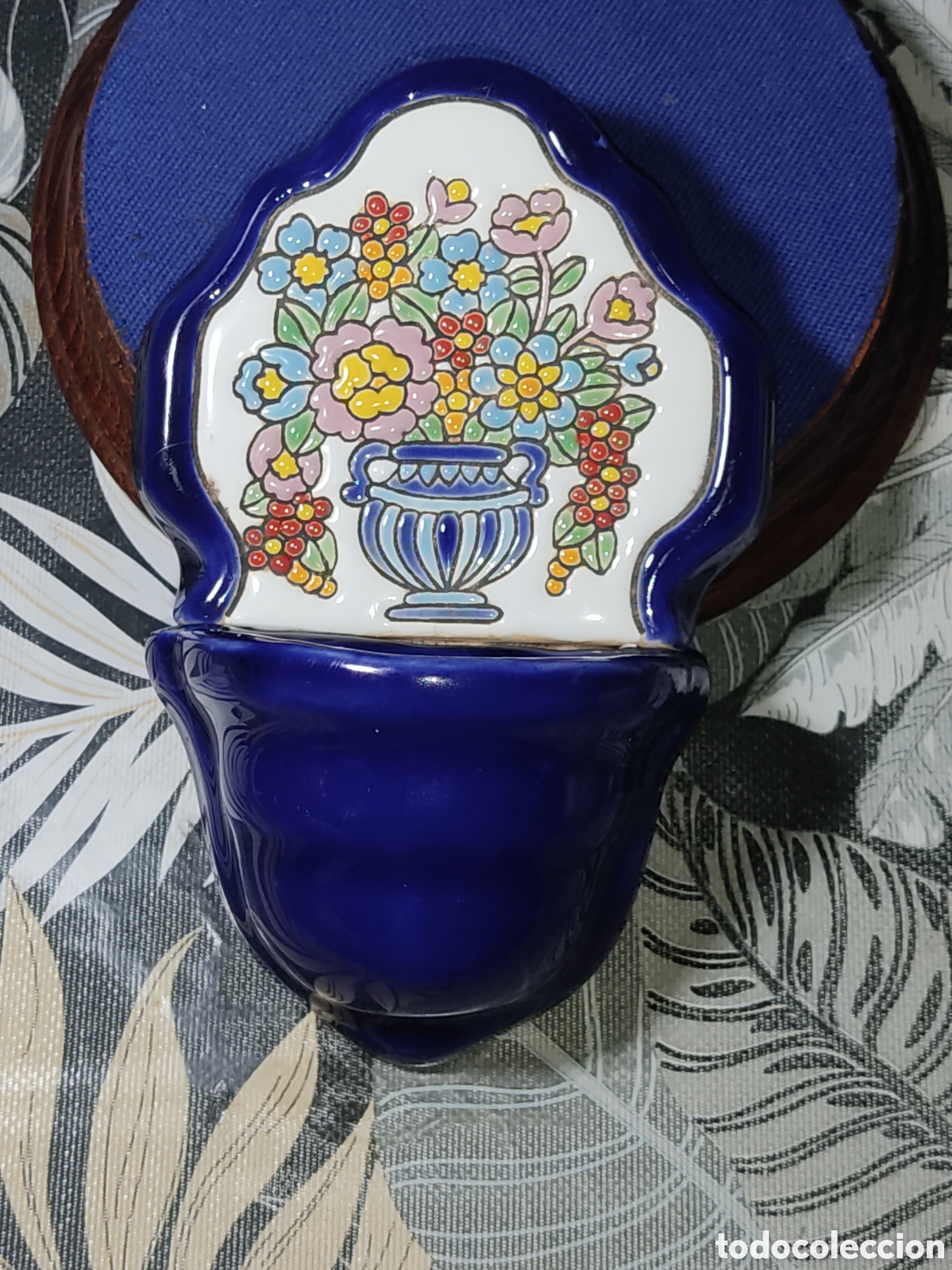 Antig&uuml;edades: Benditera ceramica vidriada con tecnica de cuerda seca.