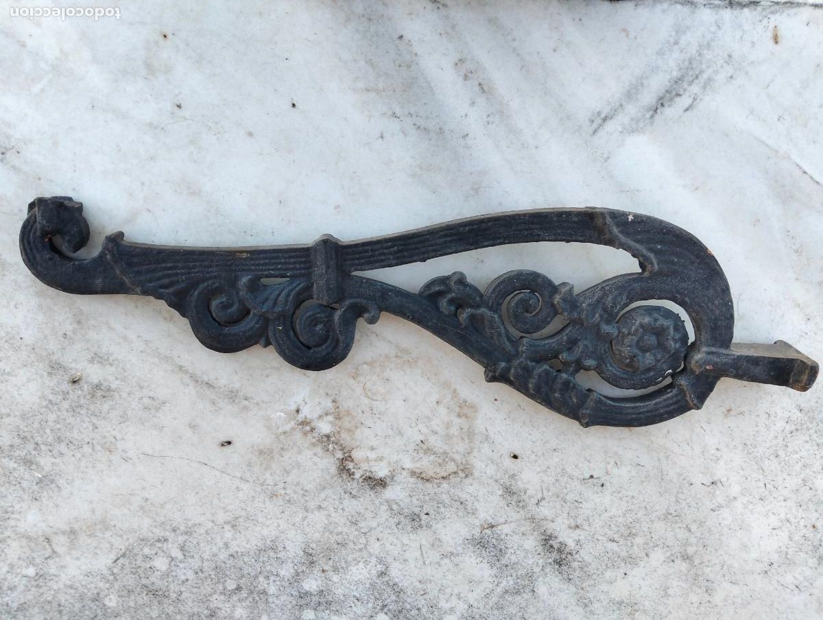 Antig&uuml;edades: Soporte de metal brazo de hierro fundido estilo Modernista para farol farola o l&aacute;mpara exterior S.XX