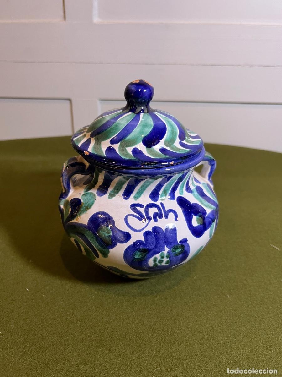 Antiguidades: Salero de cer&aacute;mica vidriada pintado a mano estilo Fajalauza Granada con tapa y asas decoraci&oacute;n tradi