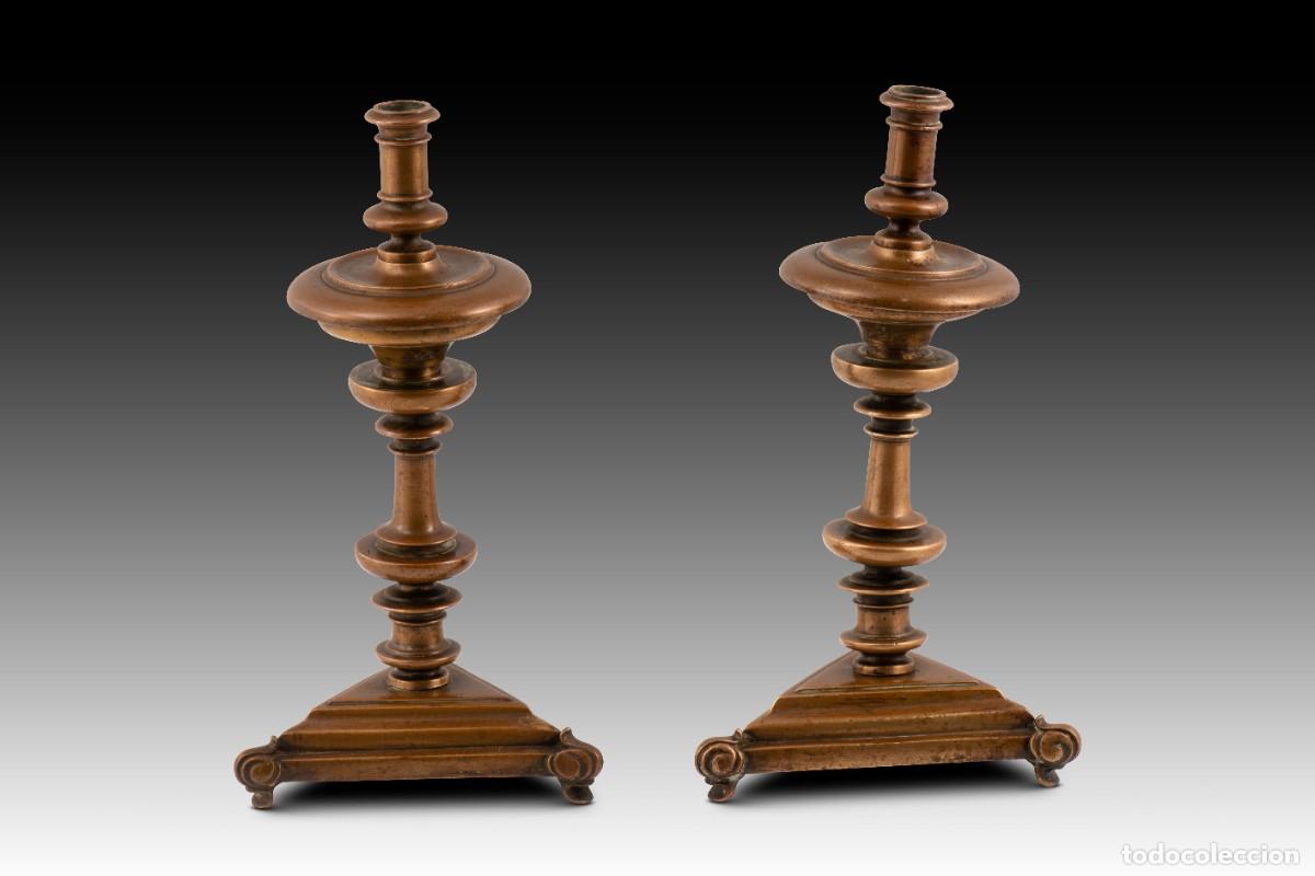 Antig&uuml;edades: Pareja de candeleros convertibles en candelabros. Bronce. Escuela espa&ntilde;ola, siglo XVII.