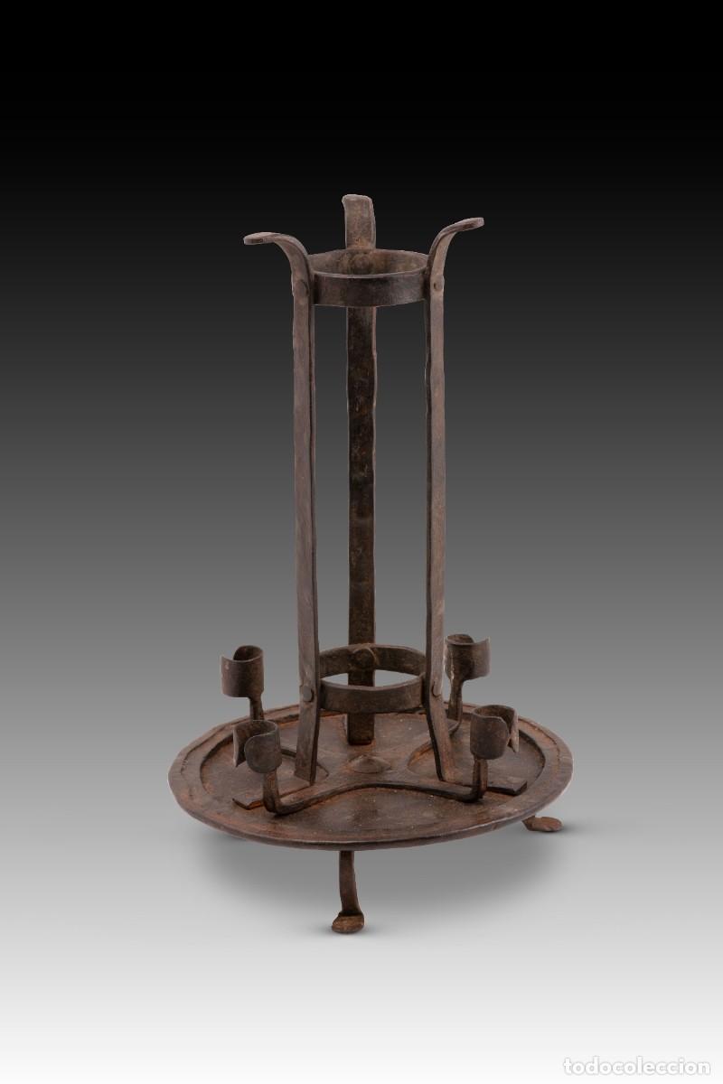 Antig&uuml;edades: Candelabro. Hierro forjado. Escuela espa&ntilde;ola, siglo XIX.