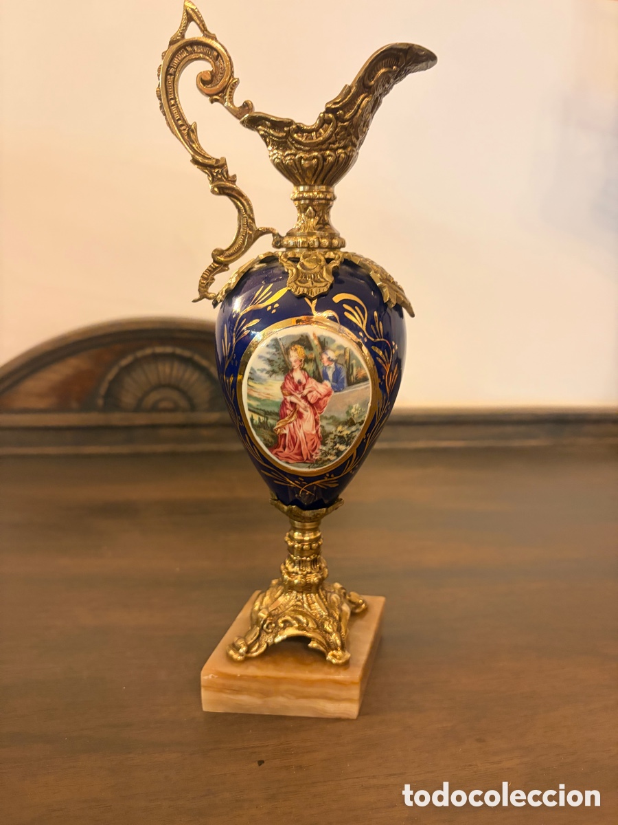 Antig&uuml;edades: Antiguo jarr&oacute;n de porcelana y bronce con peana de m&aacute;rmol