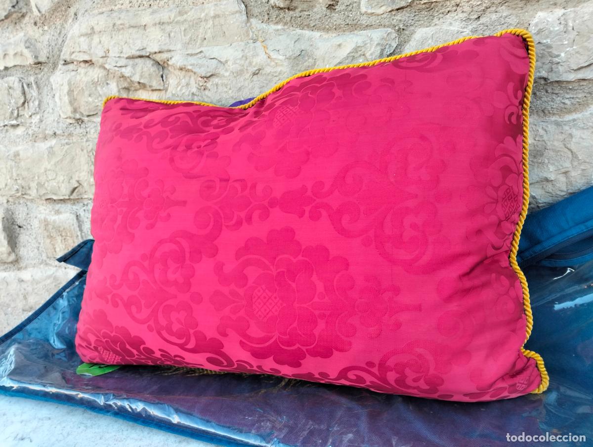 Antiques: Almohada antigua con funda de seda de damasco o similar burdeos y lila coj&iacute;n antiguo a&ntilde;os 50