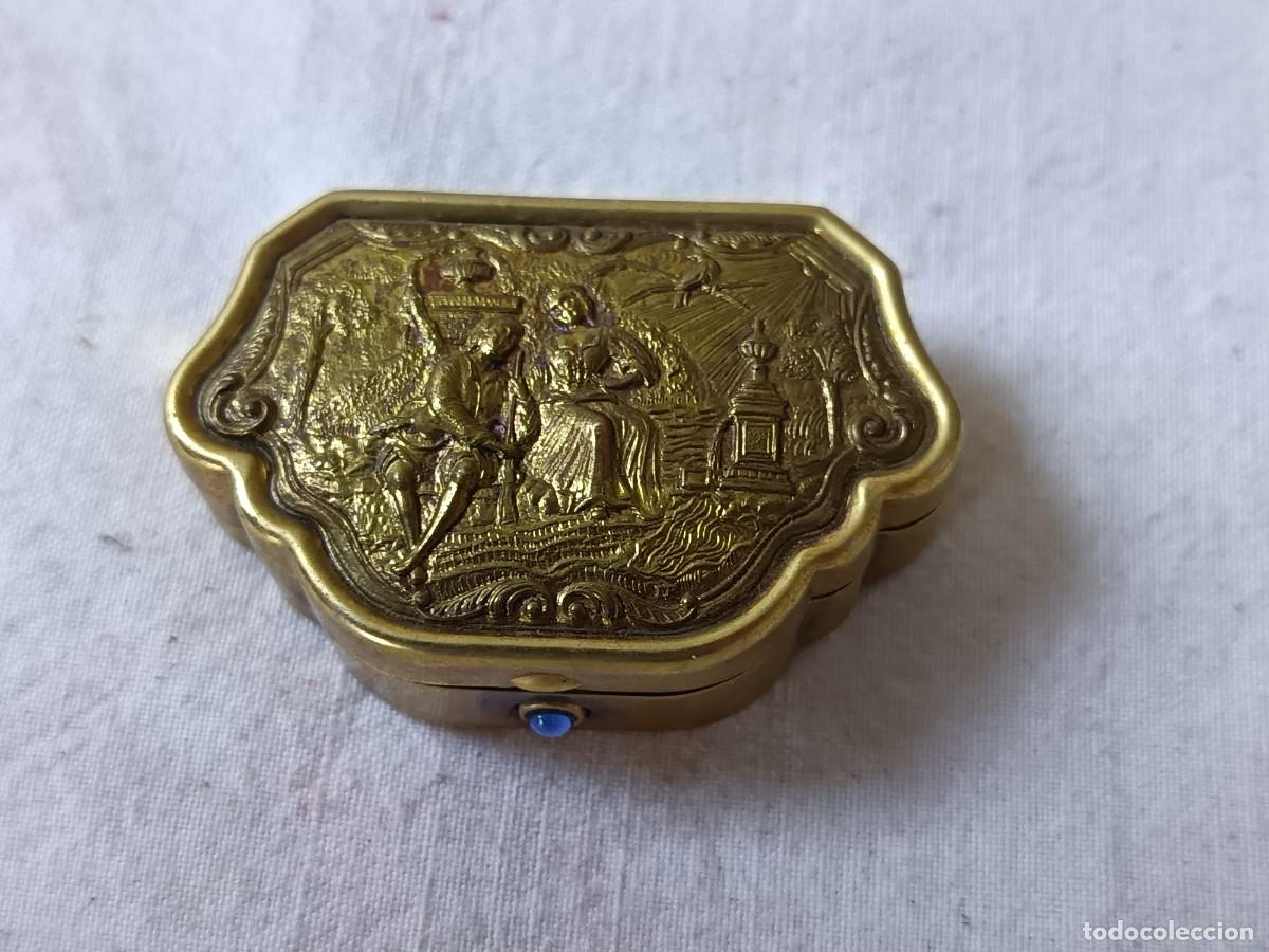 Antiguidades: Peque&ntilde;a cajita de metal con dise&ntilde;o cl&aacute;sico/rococ&oacute; en relieve, pastillero o similar