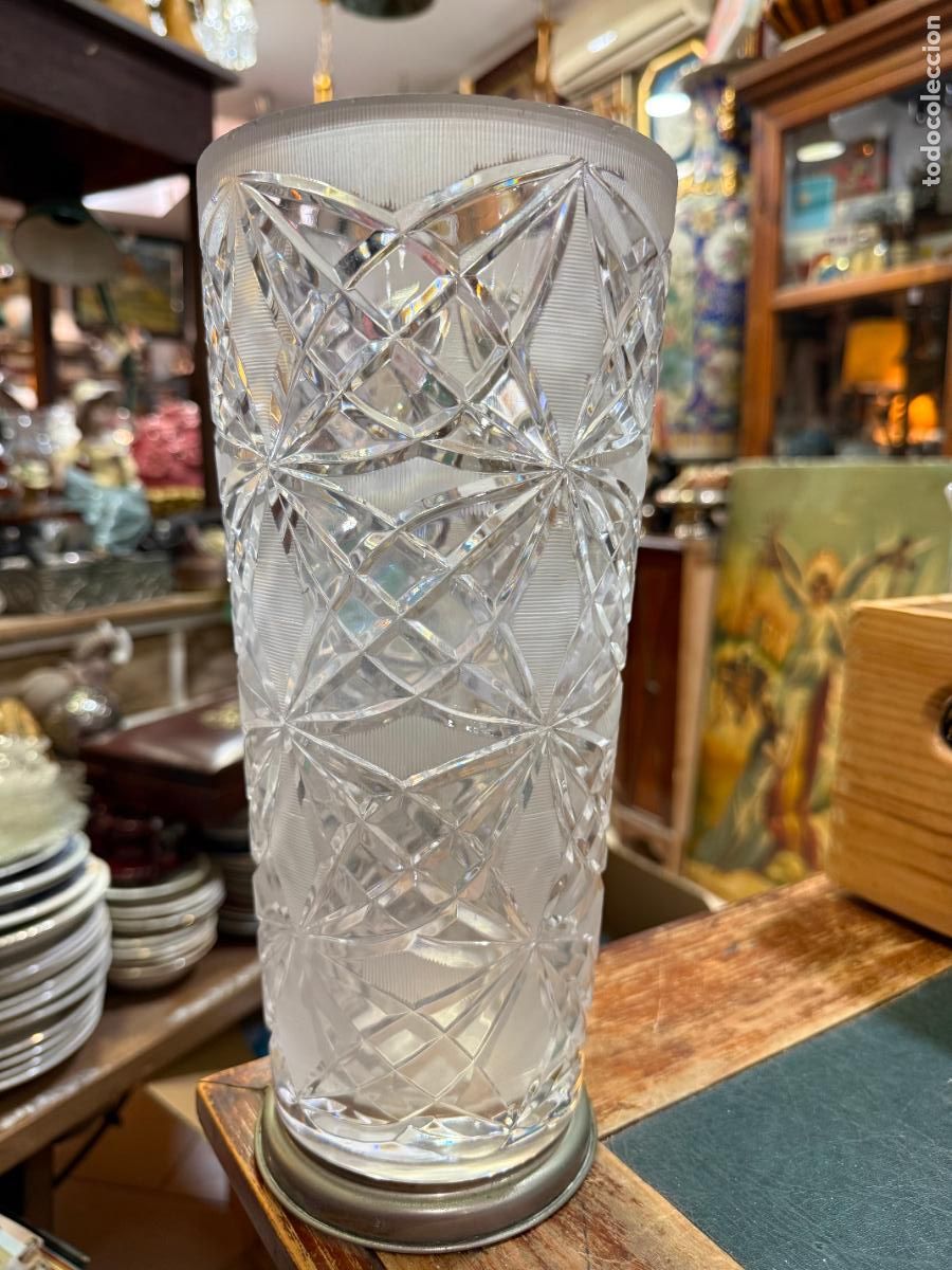 Antig&uuml;edades: PRECIOSO JARRON DE RISTAL TALLADO CON BASE DE ALPACA - MEDIDA TOTAL 29X13,5 CM