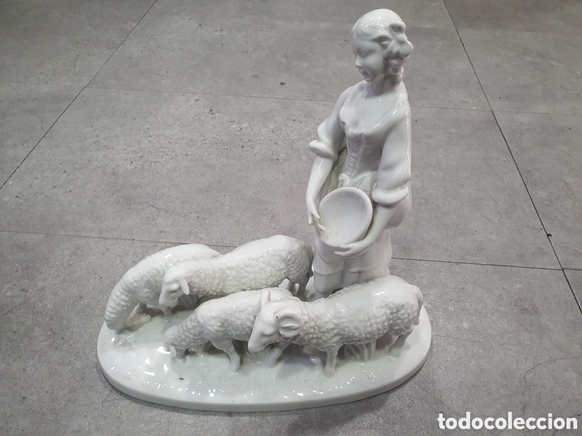 Antiguidades: Figura de porcelana blanca pastora con ovejas. Ppios s. XX. (L98)