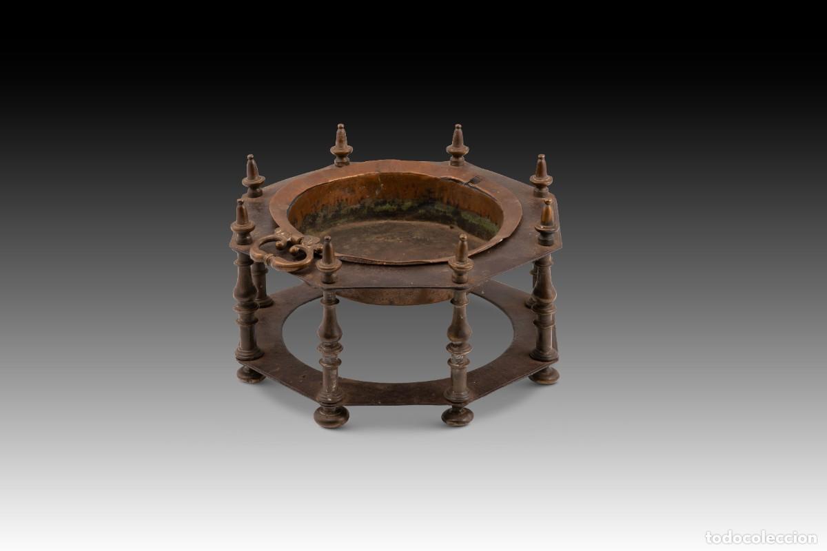 Antig&uuml;edades: Braserillo o brasero de manos. Hierro, bronce. Escuela espa&ntilde;ola, siglo XVII.