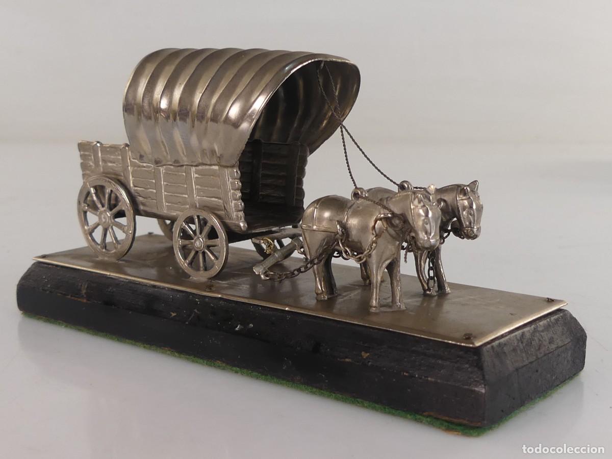 Oggetti Antichi: FIGURA DE 2 CABALLOS CON CARRUAJE SOBRE DE METAL PLATEADO SOBRE BASE DE MADERA