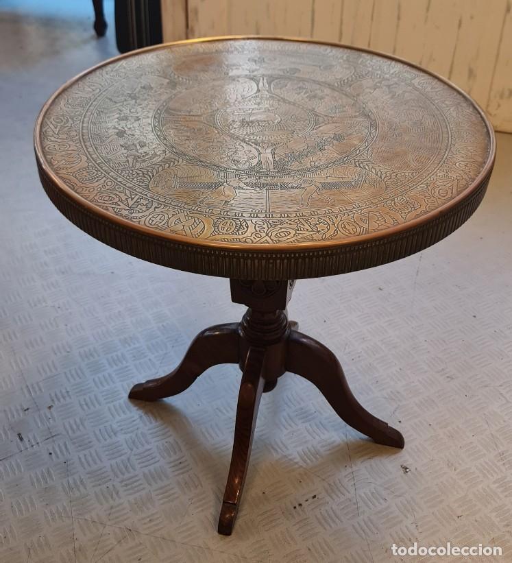 Antig&uuml;edades: Mesa Auxiliar vintage con tablero de laton 60cm diametro