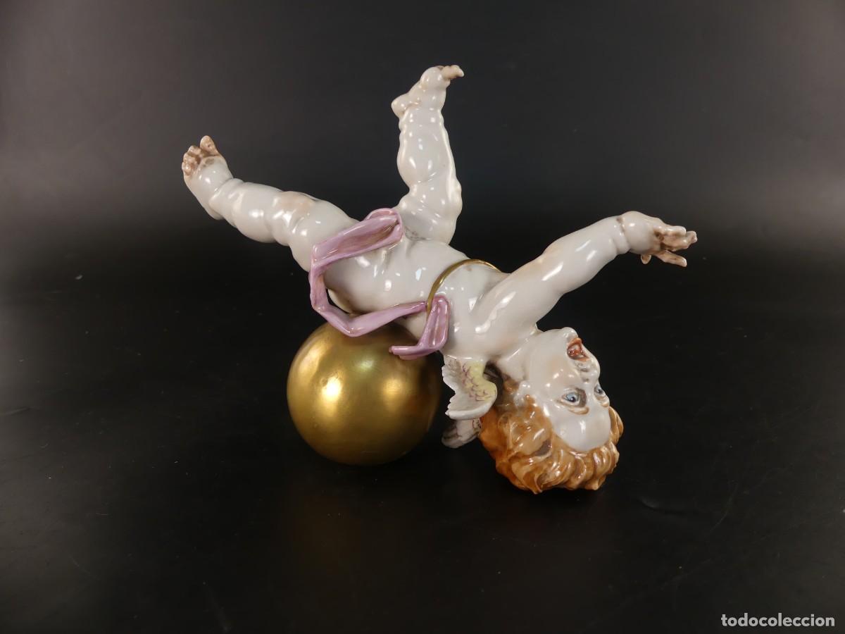 Antiques: Figura &aacute;ngel con bola dorada porcelana algora. Objeto de colecci&oacute;n