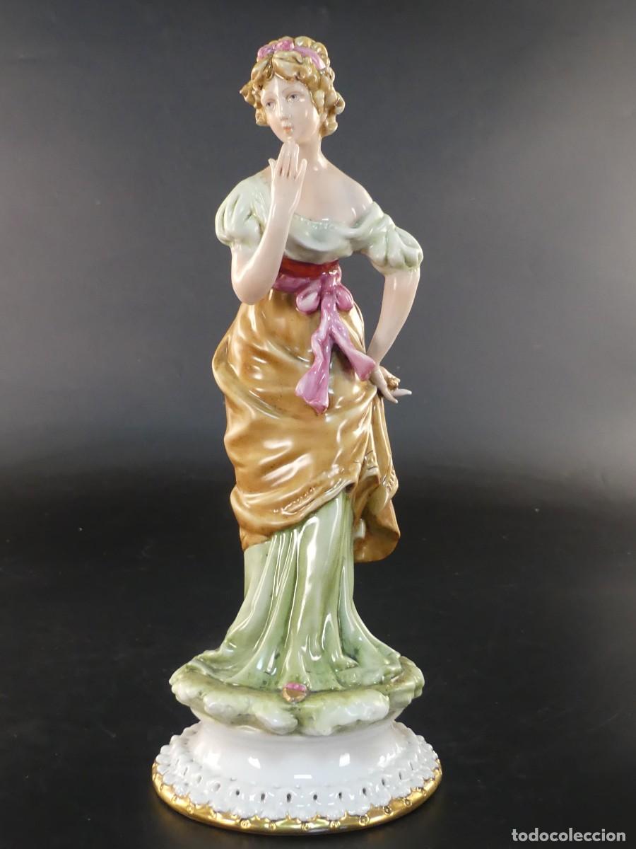 Antiguidades: PRECIOSA FIGURA DE UNA MUJER HECHA DE PORCELANA DE CAPODIMONTE
