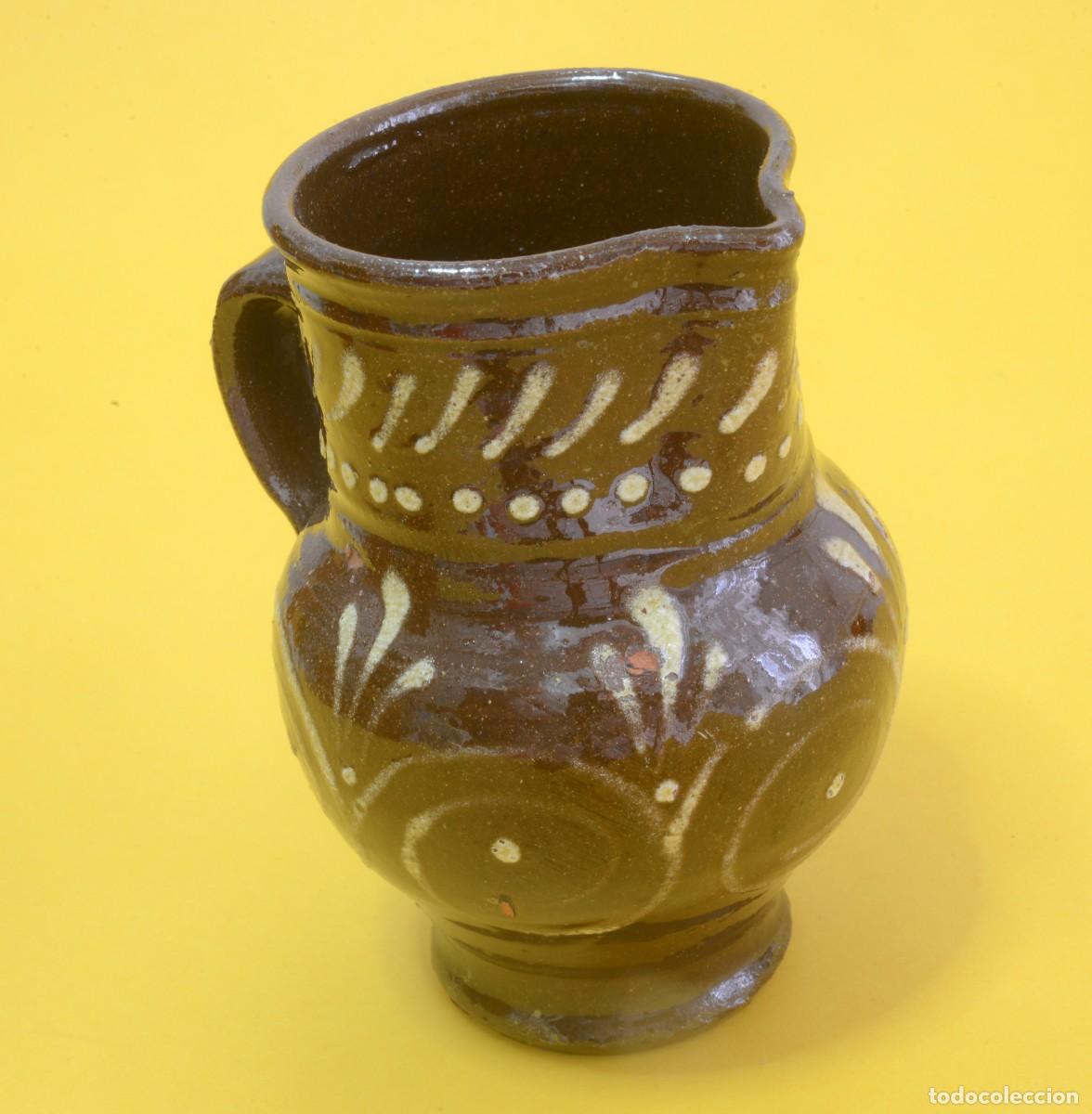 Antig&uuml;edades: Jarrita de cer&aacute;mica vidriada marr&oacute;n vintage, asemeja a piezas tradicionales zonas como Badajoz