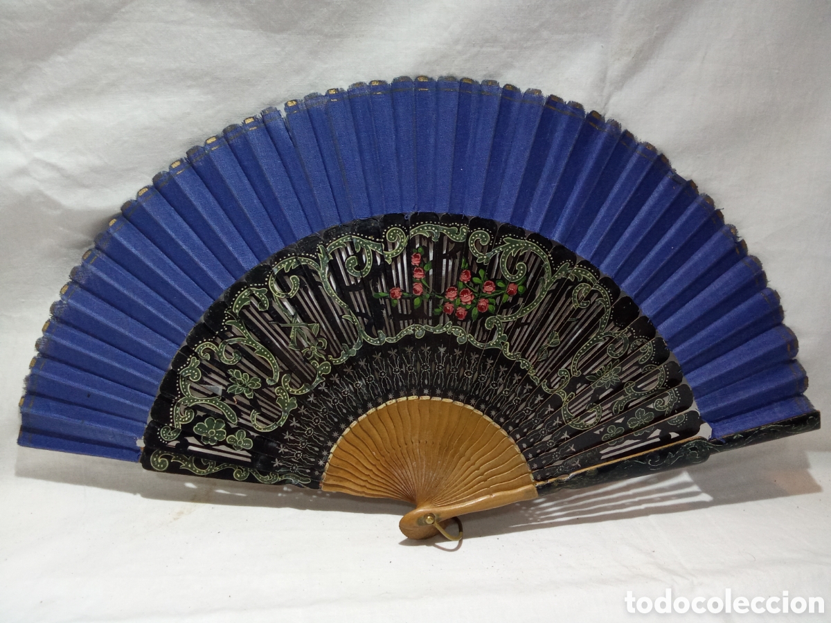 Oggetti Antichi: BONITO ABANICO DE MADERA TROQUELADA Y DETALLES PINTADOS A MANO