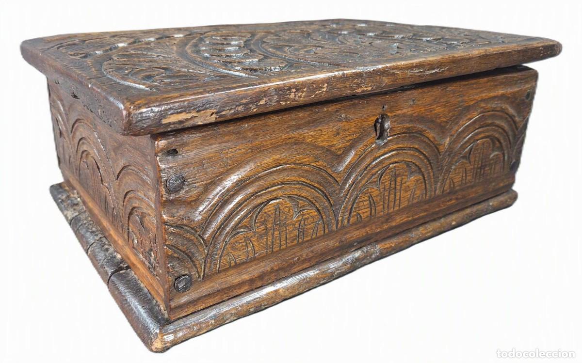 Antig&uuml;edades: Caja para Biblia. Roble tallado. &Eacute;poca barroca. Inglaterra. Siglo XVII - XVIII. 16 x 38 x 25 cm.
