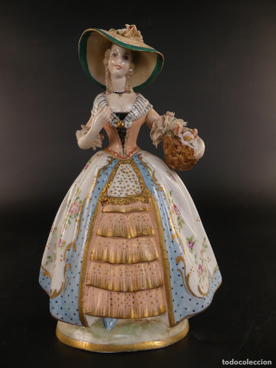Antig&uuml;edades: PRECIOSA FIGURA DE PORCELANA &ndash; MUJER CON CESTA DE FLORES