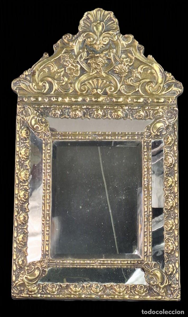 Antig&uuml;edades: Espejo. Lat&oacute;n repujado. Holanda. Siglo XIX. 59 x 39 cm.