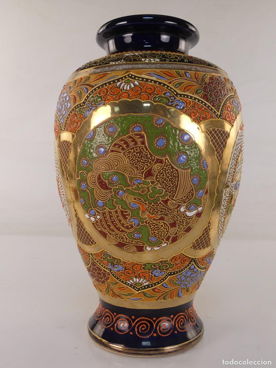 Antig&uuml;edades: BONITO JARRON DE PORCELANA DECORADA A MANO JAPON PRECIOSOS COLORES Y DISE&Ntilde;O