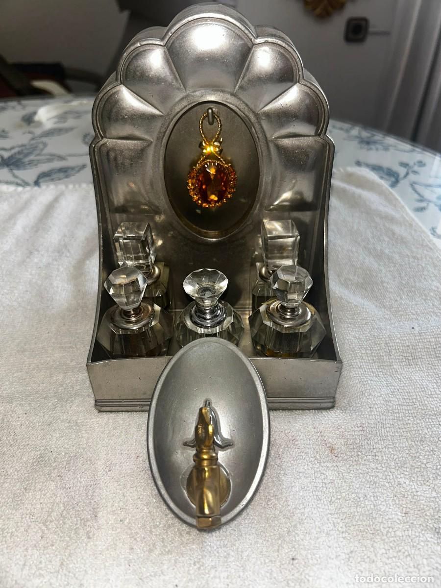 Antig&uuml;edades: Espectacular set de tocador antiguo &rdquo;Fuente&rdquo; con 5 frascos de cristal tallado - Metal y lat&oacute;n