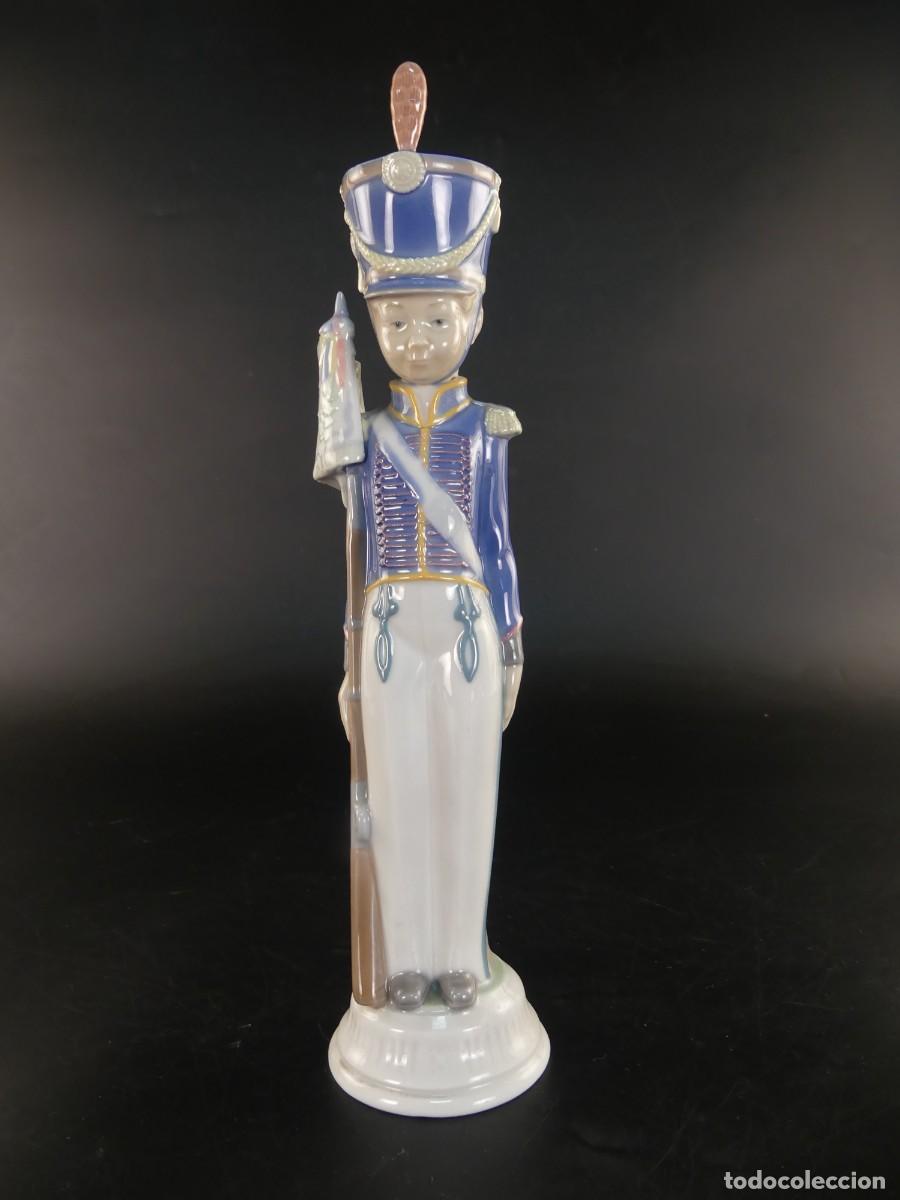Antiques: PRECIOSA FIGURA DE SOLDADO DE PORCELANA DE LLADRO