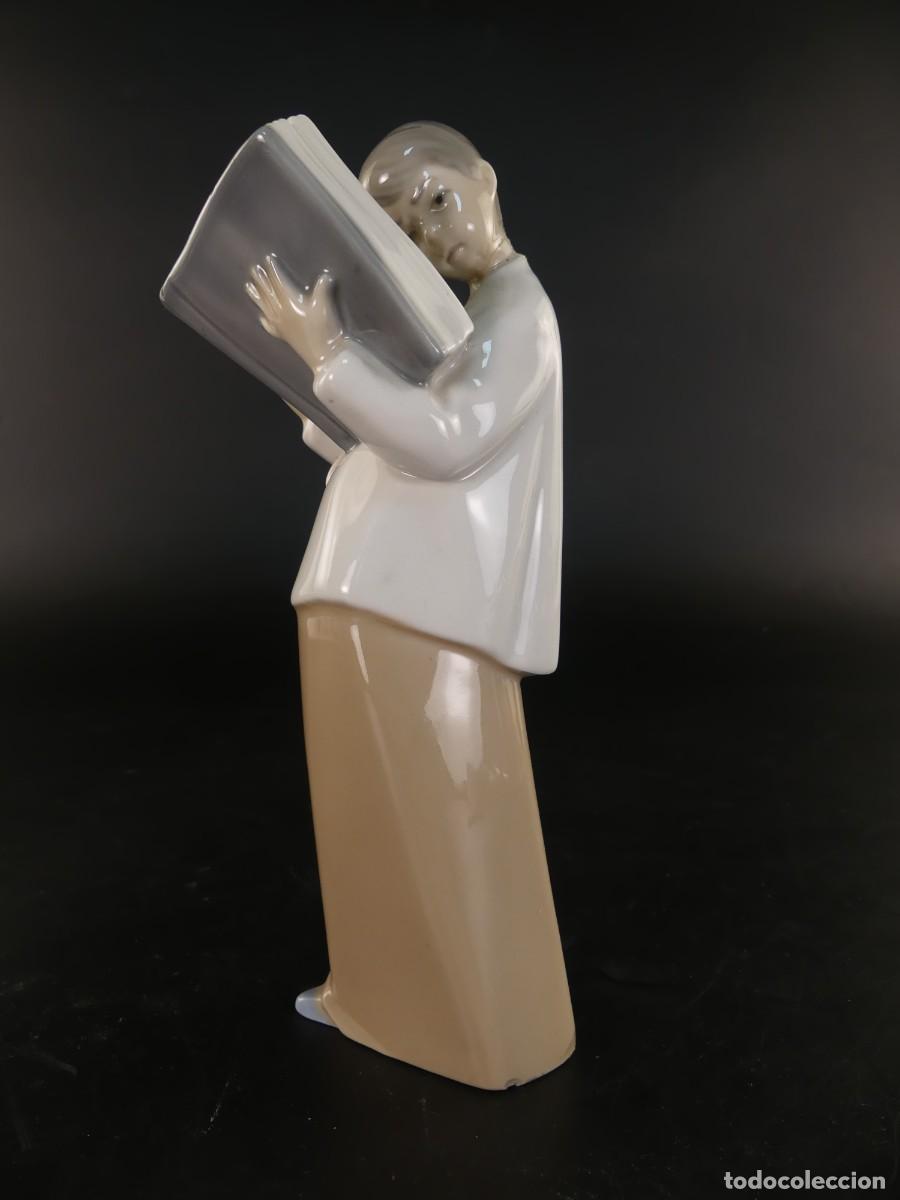 Antiques: BONITA FIGURA DE LLADRO NOMBRADA MONAGUILLO CON BIBLIA ABIERTA OBJETO DE COLECCI&Oacute;N