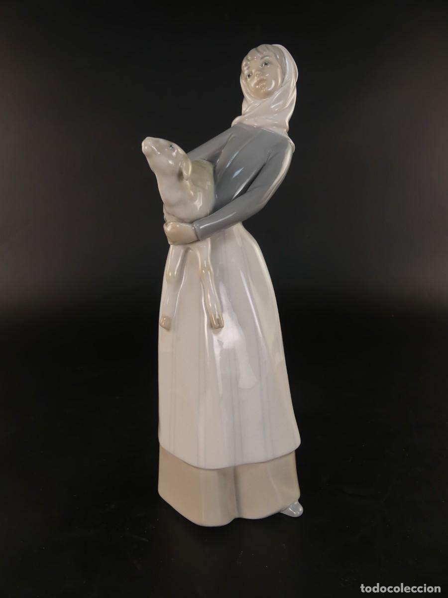 Antiques: BONITA FIGURA DE UNA NI&Ntilde;A CON CORDERITO OBJETO DE DECORACIION
