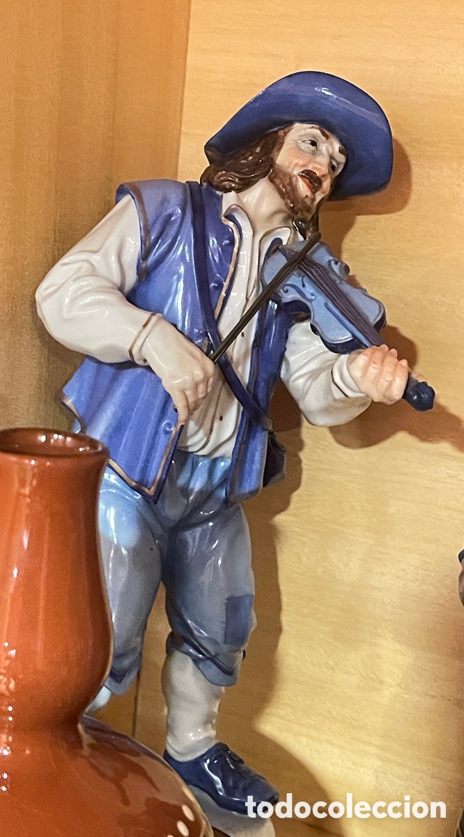 Antig&uuml;edades: Musico tocando violin porcelana Algora - Foto 1