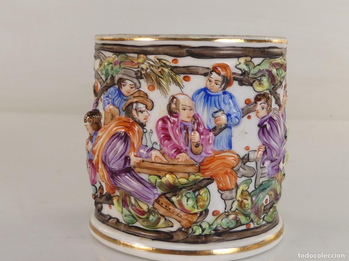 Antiques: RECIPIENTE O PORTA LAPICES DE PORCELANA FIGURAS DE RELIEVE