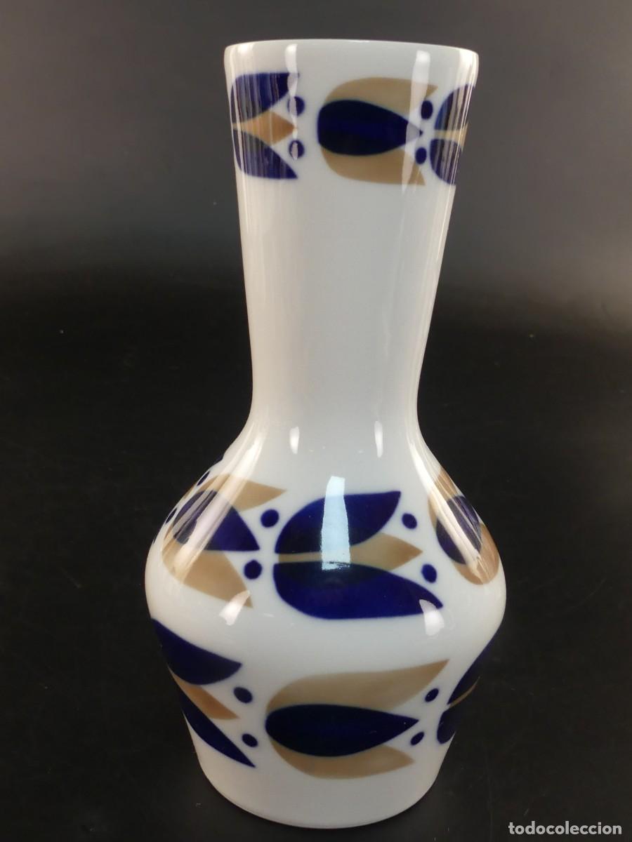 Antig&uuml;edades: BONITO FLORERO DE PORCELANA DE SARGADELOOS