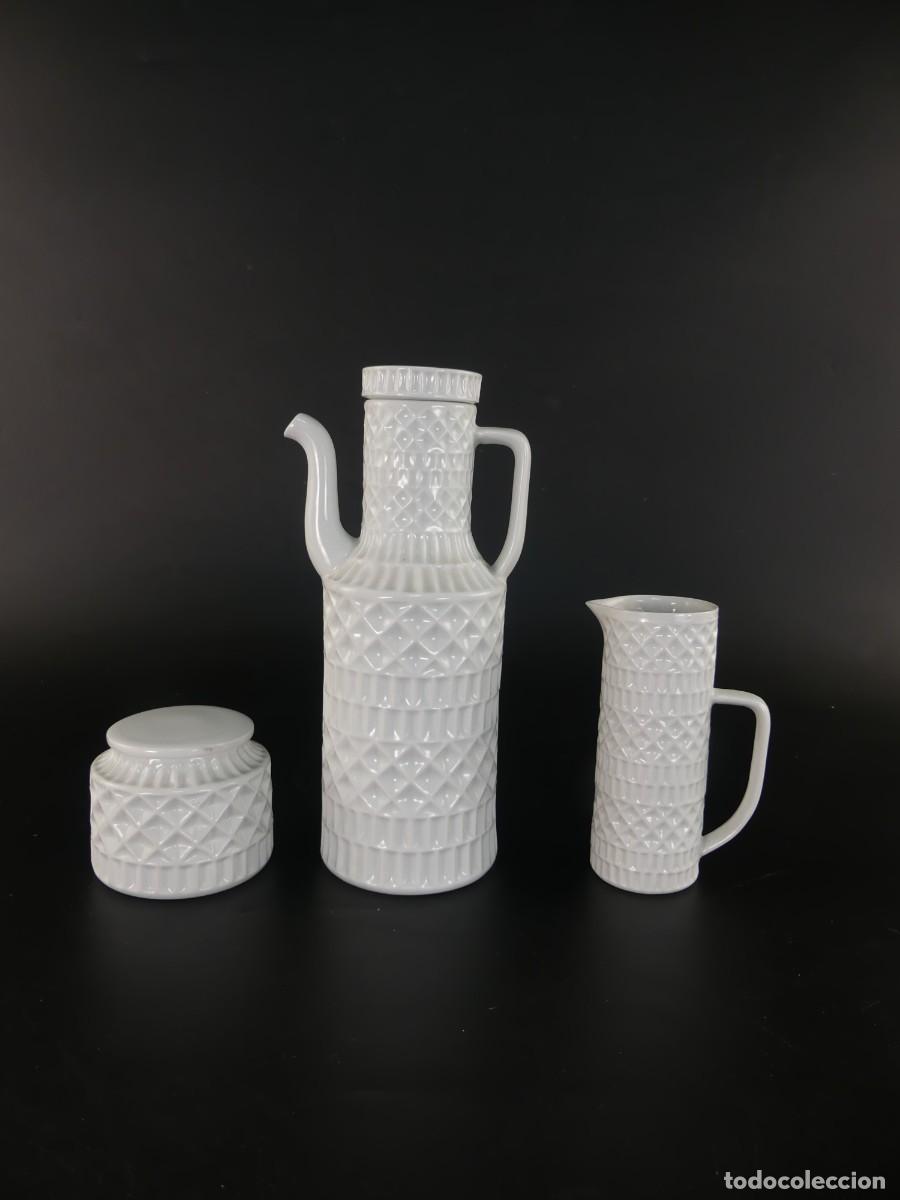 Antig&uuml;edades: JUEGO DE CAFETERA LECHERA Y AZUCARERO DE PORCELANA DE SARGADELOS