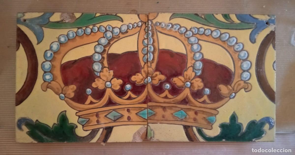 Antiguidades: composici&oacute;n de dos azulejos antiguos que forman el dibujo de una corona real her&aacute;ldica,