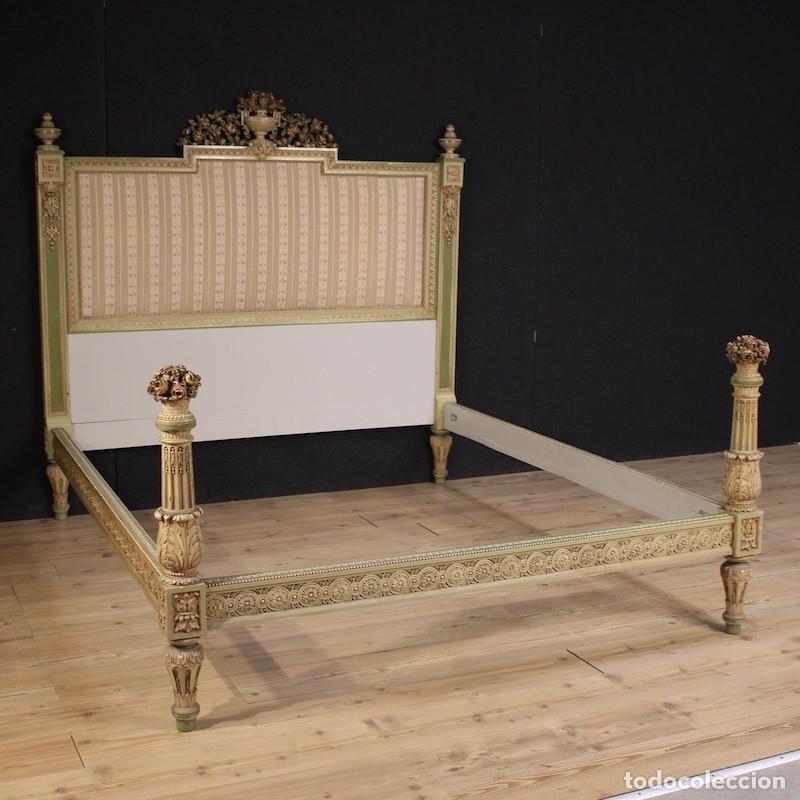 Antiquit&eacute;s: Cama doble italiana lacada al estilo Luis XVI del siglo XX.