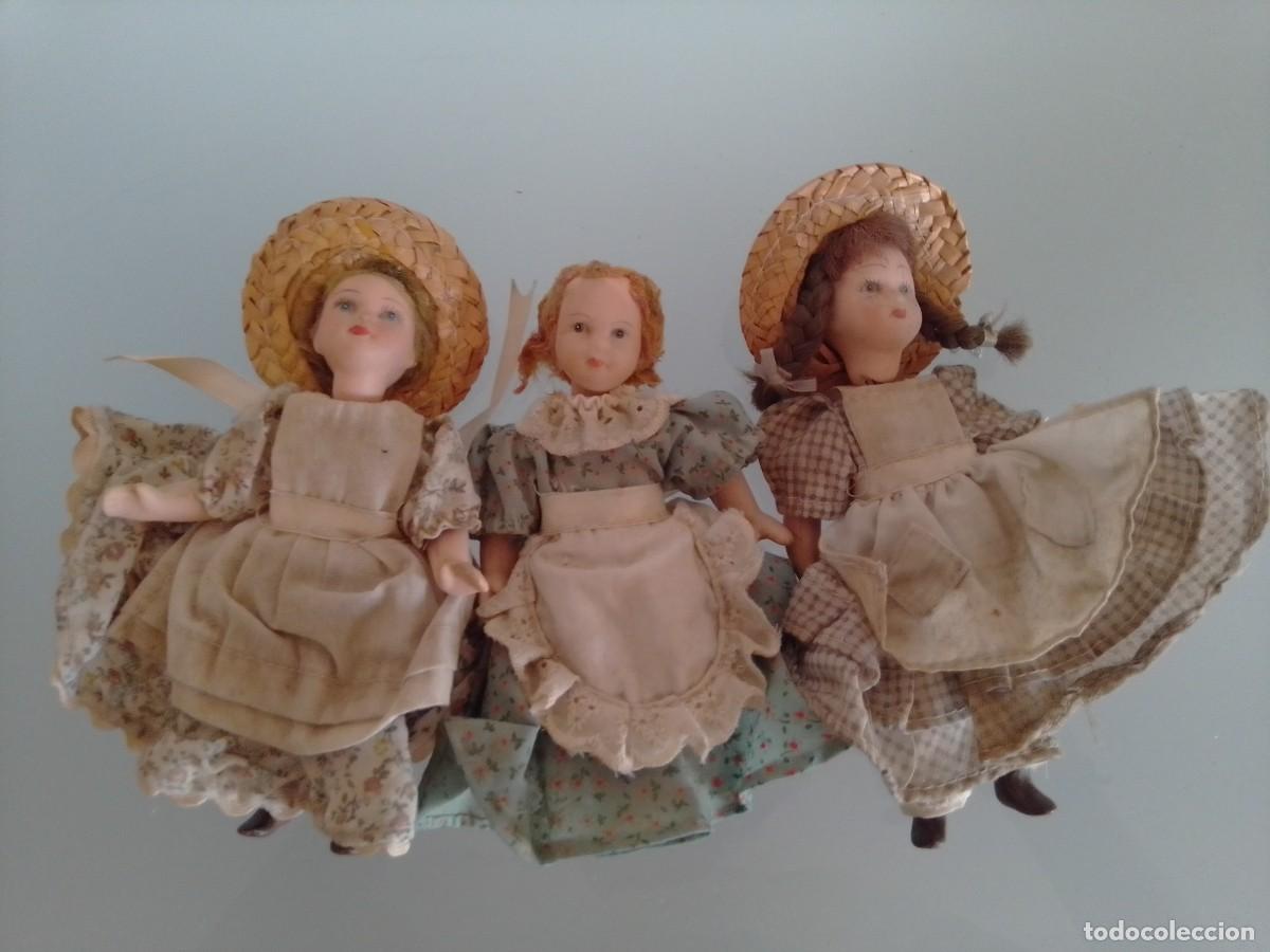 Antiquit&eacute;s: Lote de 3 Mu&ntilde;ecas Antiguas de Porcelana con Trajes de Campesina &mdash; Estilo R&uacute;stico Vintage