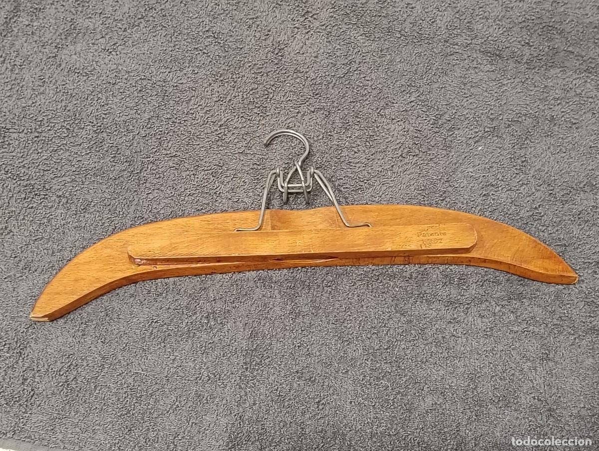Antig&uuml;edades: Antigua percha de pantal&oacute;n / falda con sistema de pinza patentado - Madera y fieltro - Patente 11327