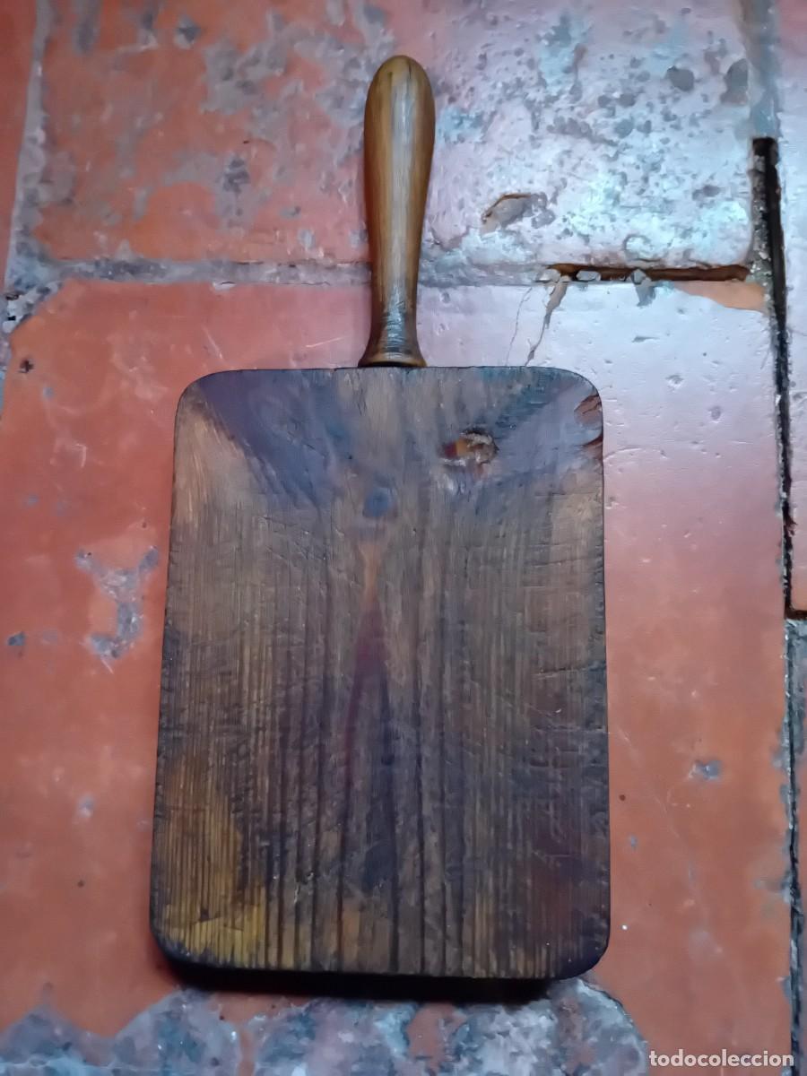 Antig&uuml;edades: Tabla peque&ntilde;a antigua para cortar