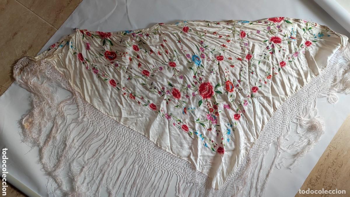 Antiguidades: Antiguo manton flores - Mantoncillo de seda bordado con flecos 145x70 cm