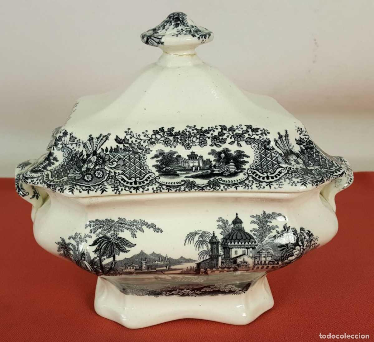 Antig&uuml;edades: SOPERA EN PORCELANA ESMALTADA. MOTIVOS CLASICOS. PICKMAN SEVILLA ?. SIGLO XIX.