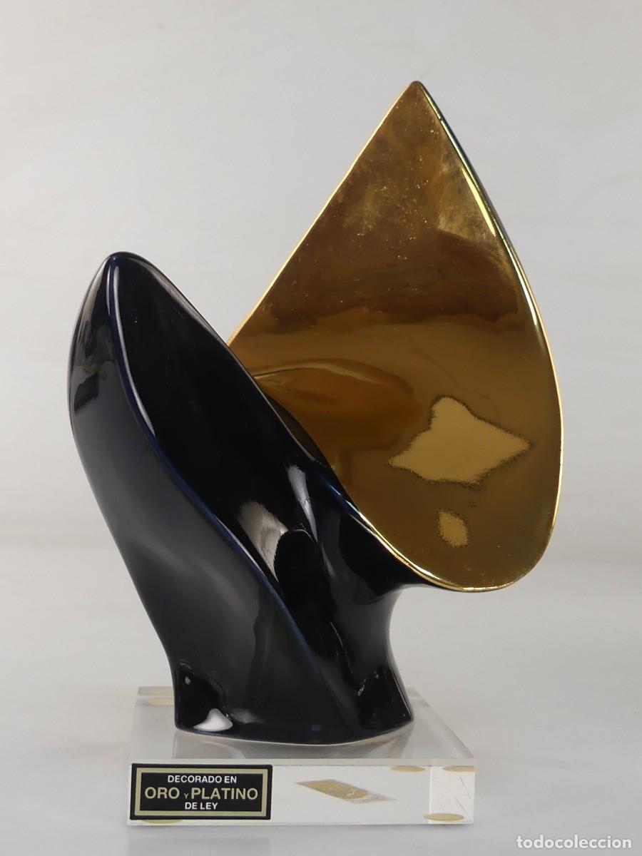 Antiquit&eacute;s: PRECIOSA FIGURA ESCULTURA DE PORCELANA DE GALOS DECORADA CON ORO Y PLATINO