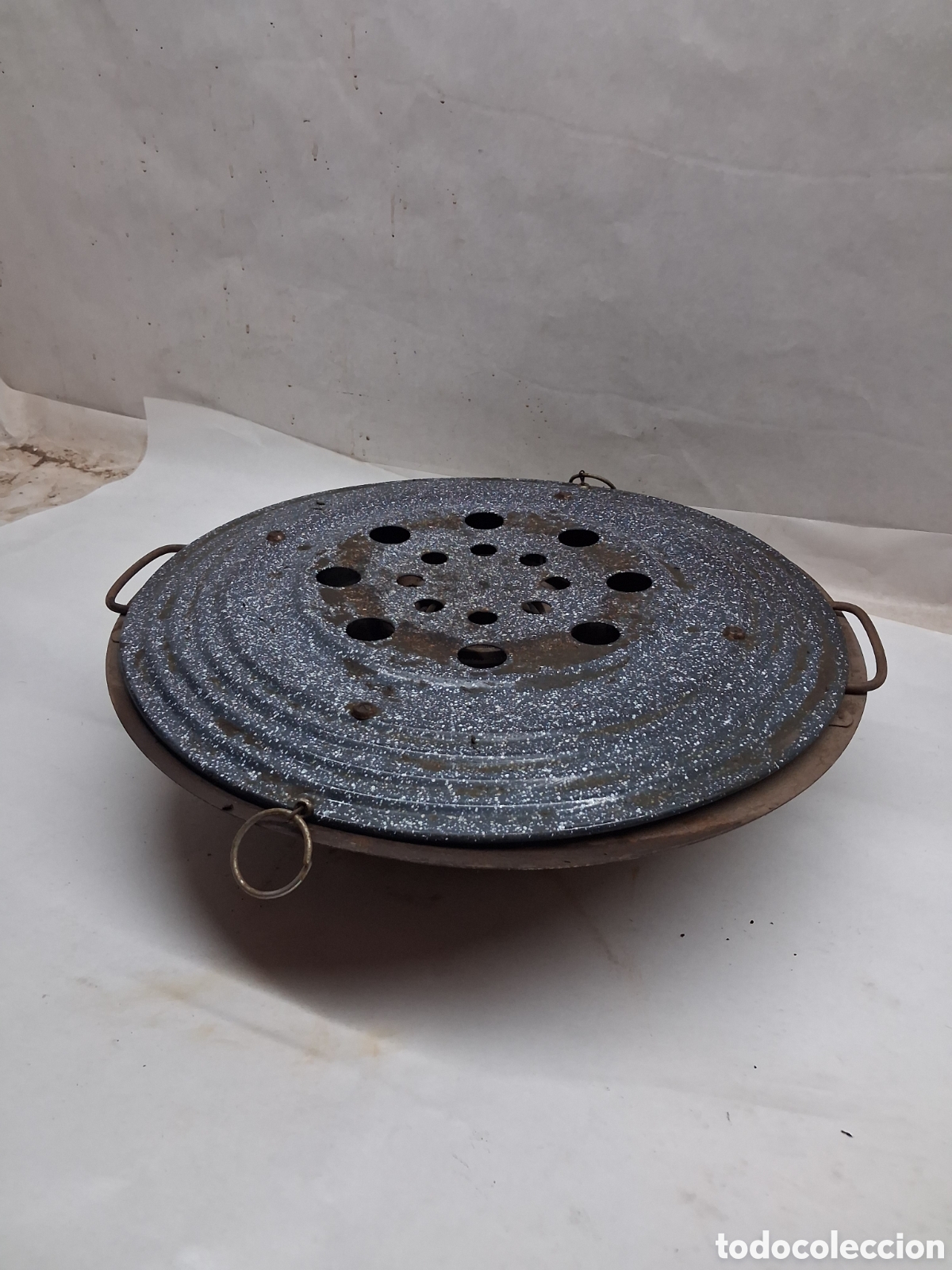 Antig&uuml;edades: Brasero. El&eacute;ctrico dentro de otro de metal